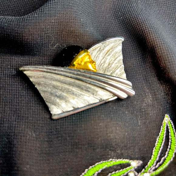 Vintage Jewelry - VTG 80s Art Deco Style Silver Tone Metal Brooch. Unbranded